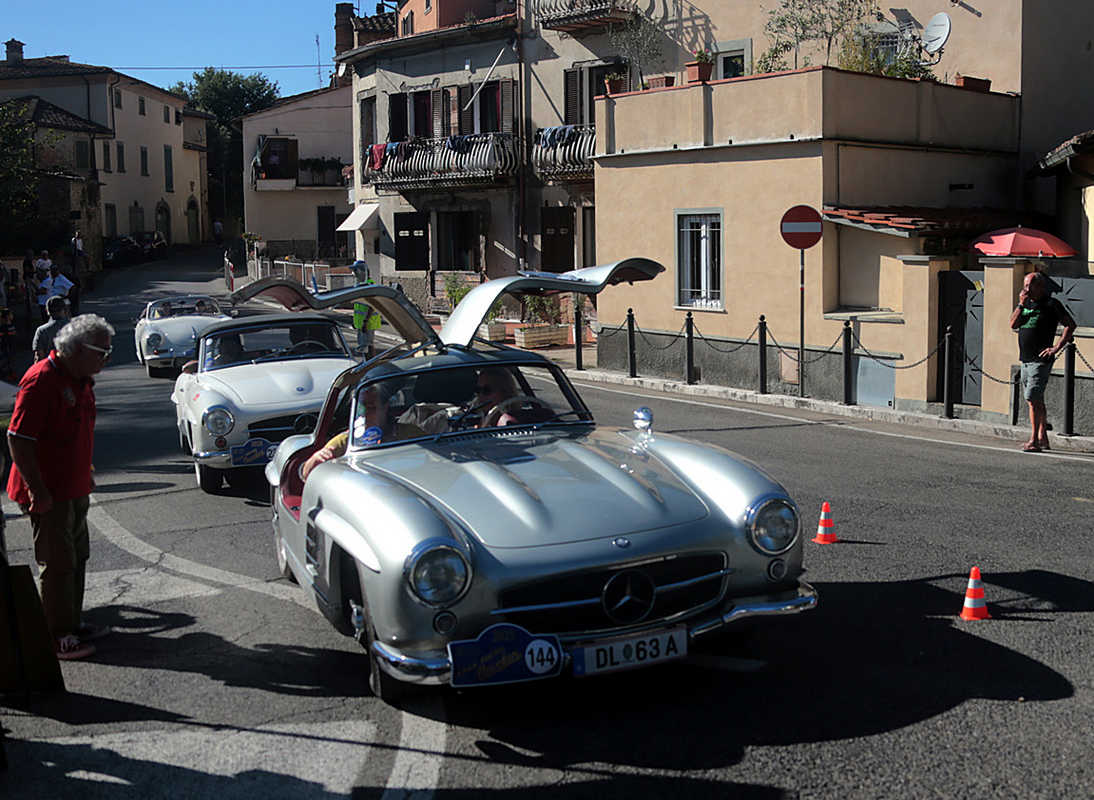 Auto storica del Gran Premio Nuvolari durante il passaggio nell’Aretino