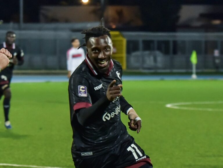 Arezzo sporco e vincente a Rimini: Varela la decide, ma che sofferenza!