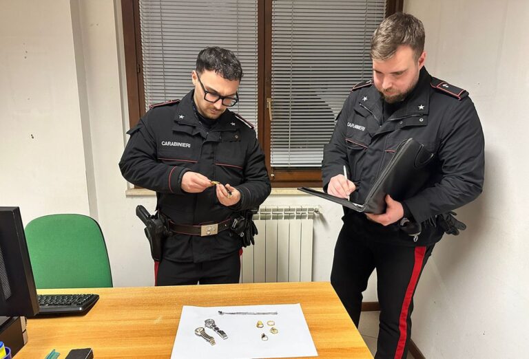 Montevarchi, arrestati due “finti carabinieri”: truffa ai danni di un 82enne