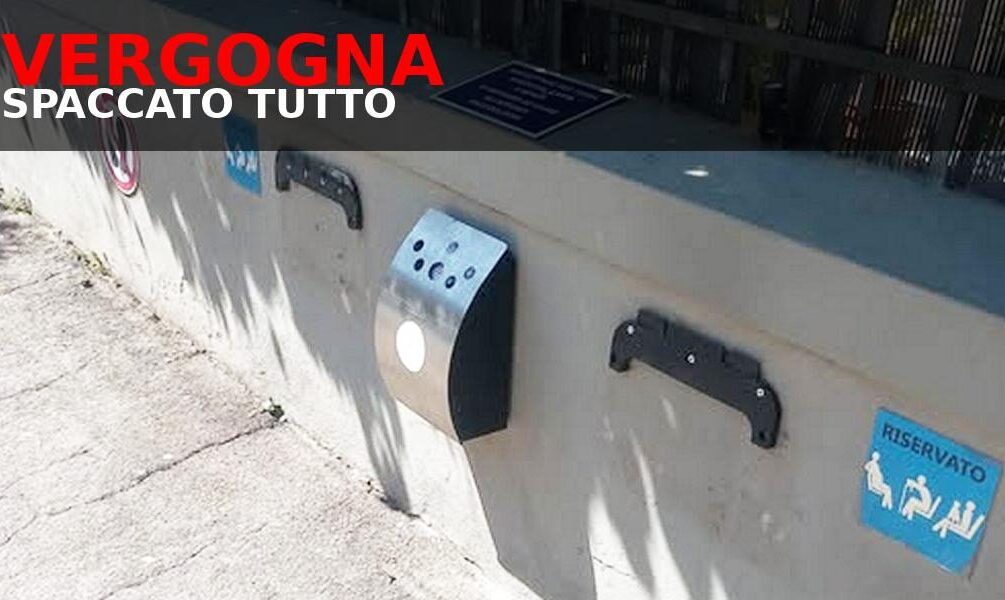 A pezzi le sedie della fermata