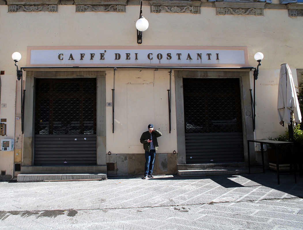 Costanti: Bar chiuso ad Arezzo, simbolo della diminuzione degli esercizi pubblici