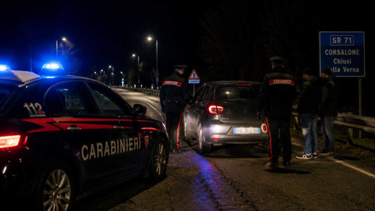 Nervosismo al posto di blocco: in auto cocaina, bilancini e sostanza da taglio. Due arresti al Corsalone
