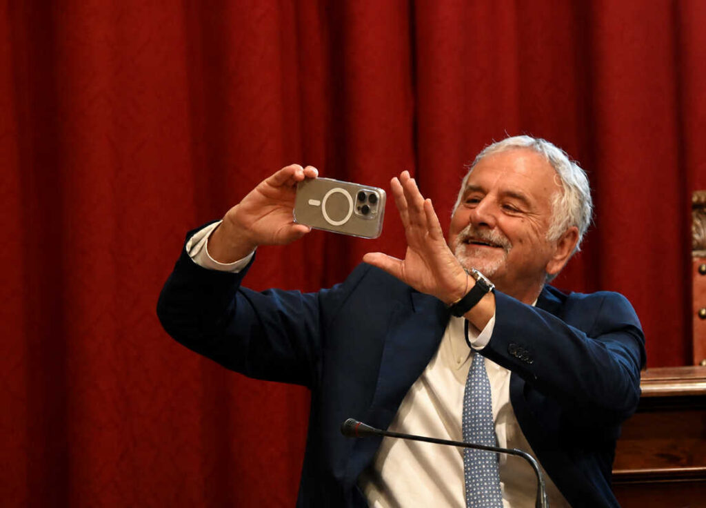 La vera maggioranza? Quella dei selfie. I voti passano, le storie su Instagram restano.
