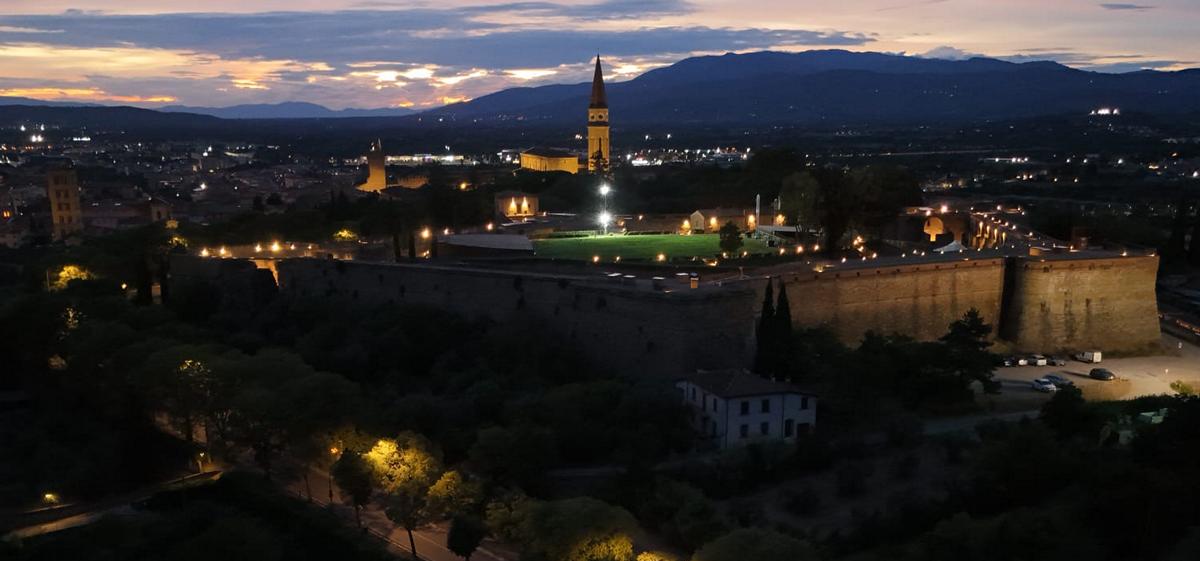 estate in fortezza annunciato il cartellone 2026 ad arezzo c8217232 pi249 gente sul palco che in consiglio comunale da Lortica.it estate in fortezza annunciato il cartellone 2026 ad arezzo c8217232 pi249 gente sul palco che in consiglio comunale