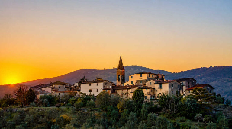 Piantravigne all’alba del Far West: salta dalla finestra, sfonda vetri e mette in subbuglio il paese