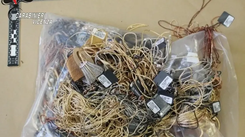 arezzo banda specializzata nei furti alle aziende orafe recuperati 500mila euro i gioiellieri costretti a tornare a lavorare da Lortica.it arezzo banda specializzata nei furti alle aziende orafe recuperati 500mila euro i gioiellieri costretti a tornare a lavorare