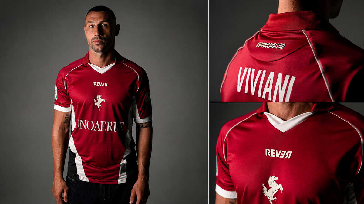 La nuova maglia dell’Arezzo è rossa
