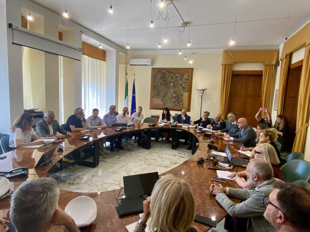 Prefettura con sindaci, forze dell’ordine e commercianti