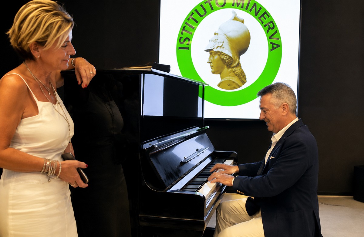 Pupo s'è diplomato all'orale canta alla prof