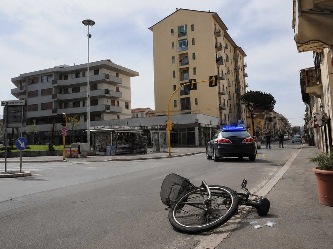 Spaccia, lancia la bici contro la polizia e scappa