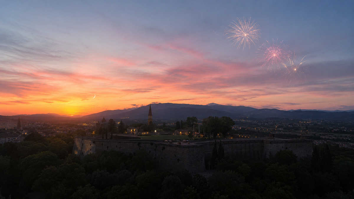 Agosto ad Arezzo, tutti con la testa in su prima i fuochi, poi s’eclissa anche il Sole