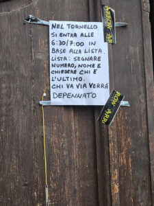Cartello con le regole della lista per l'accesso alla biglietteria della Giostra del Saracino ad Arezzo.