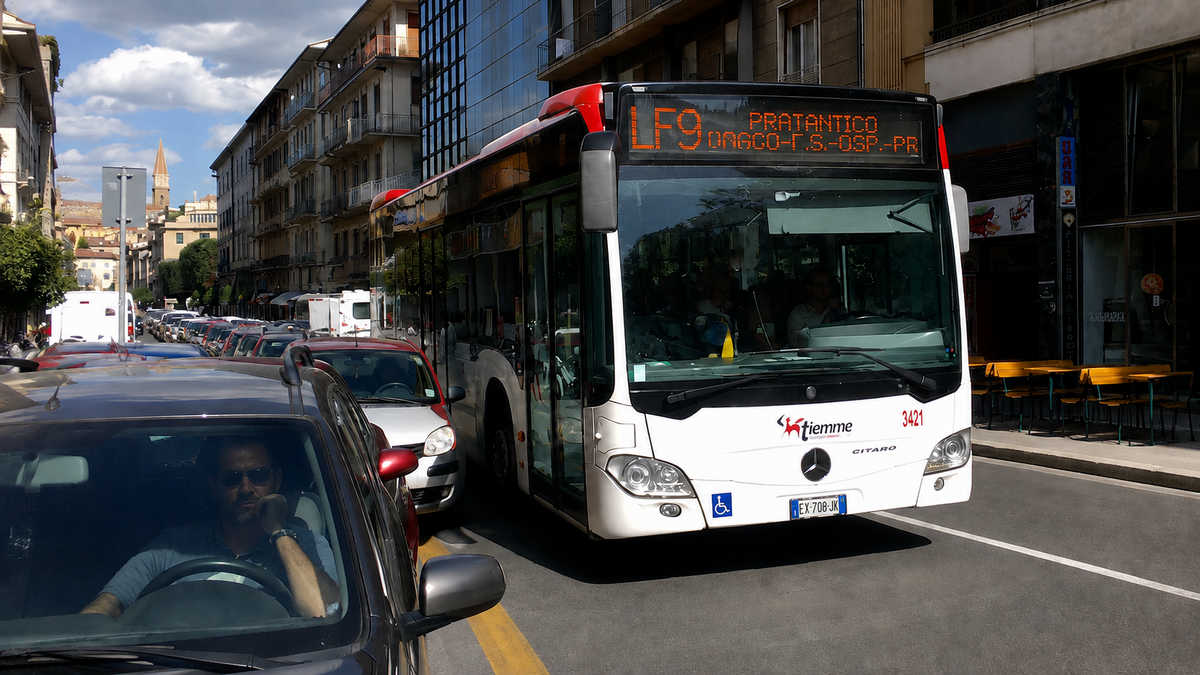 Coda auto e autobus vuoto