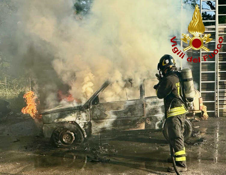 Fiat Panda in fiamme