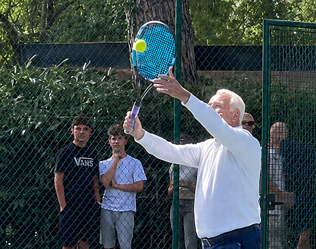 Giani, racchetta alla mano sul nuovo campo da tennis di Foiano Eugenio Giani prova il nuovo campo da tennis della Cittadella dello Sport di Foiano della Chiana