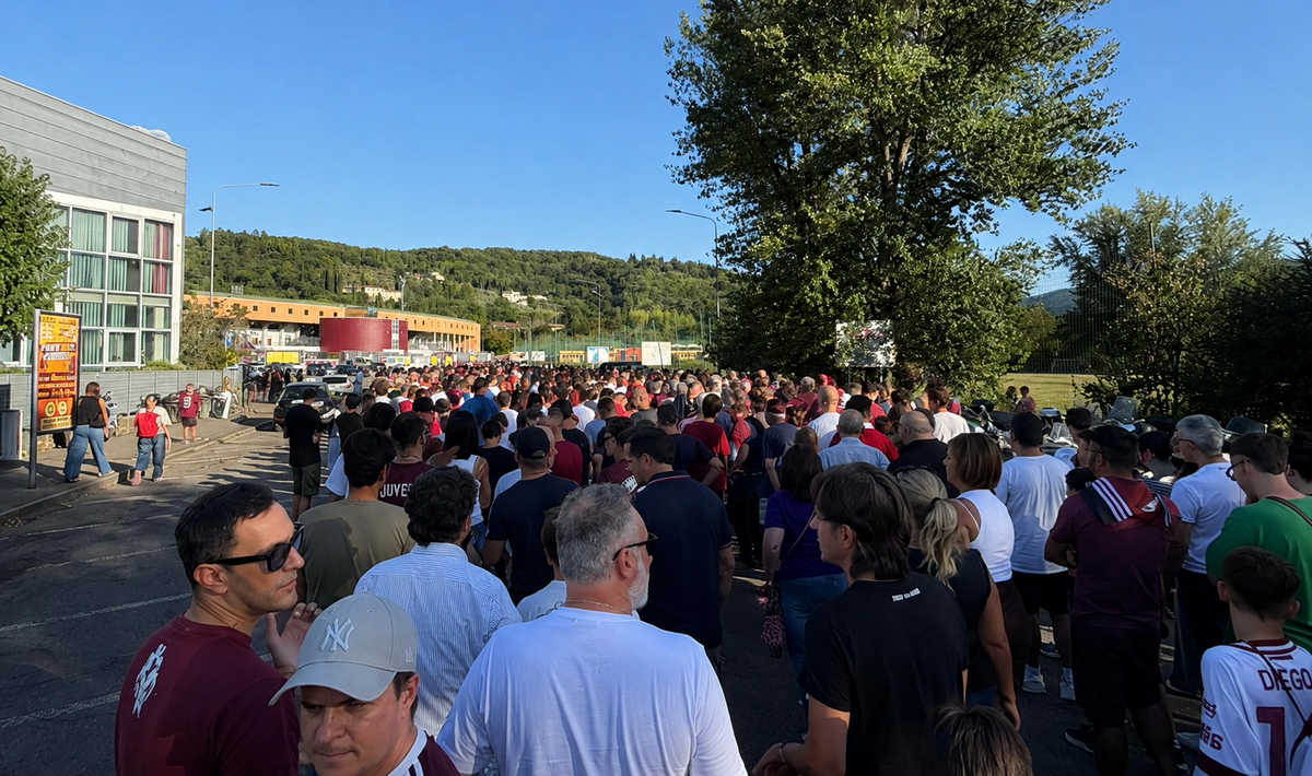 Lunga coda di tifosi prima di Arezzo-Palermo allo stadio Comunale di Arezzo