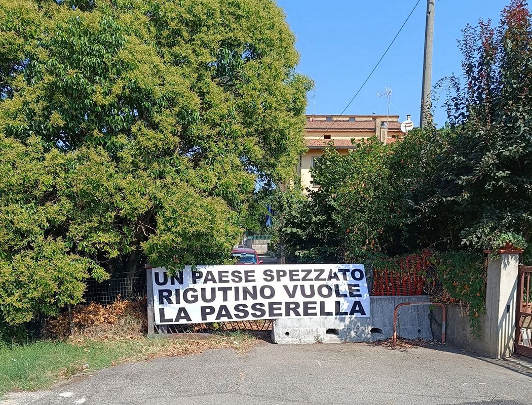 Passerella Rigutino striscione protesta