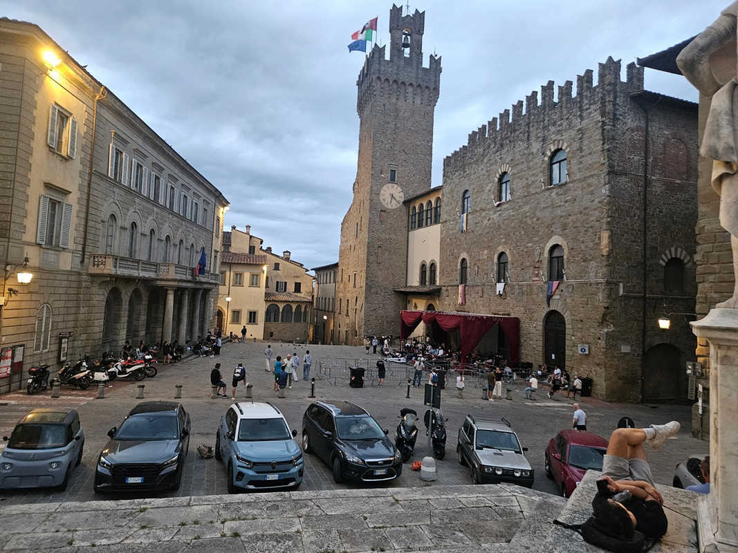 Piazza della Libertà ad Arezzo con i quartieristi in attesa dell'apertura della biglietteria della Giostra del Saracino