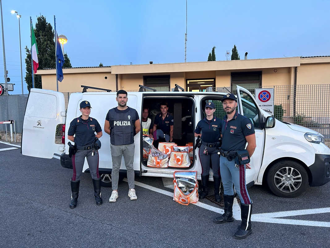 furgone da lavoro ma il mestiere era un altro sulla a1 spuntano 57 chili di hashish da Lortica.it furgone da lavoro ma il mestiere era un altro sulla a1 spuntano 57 chili di hashish