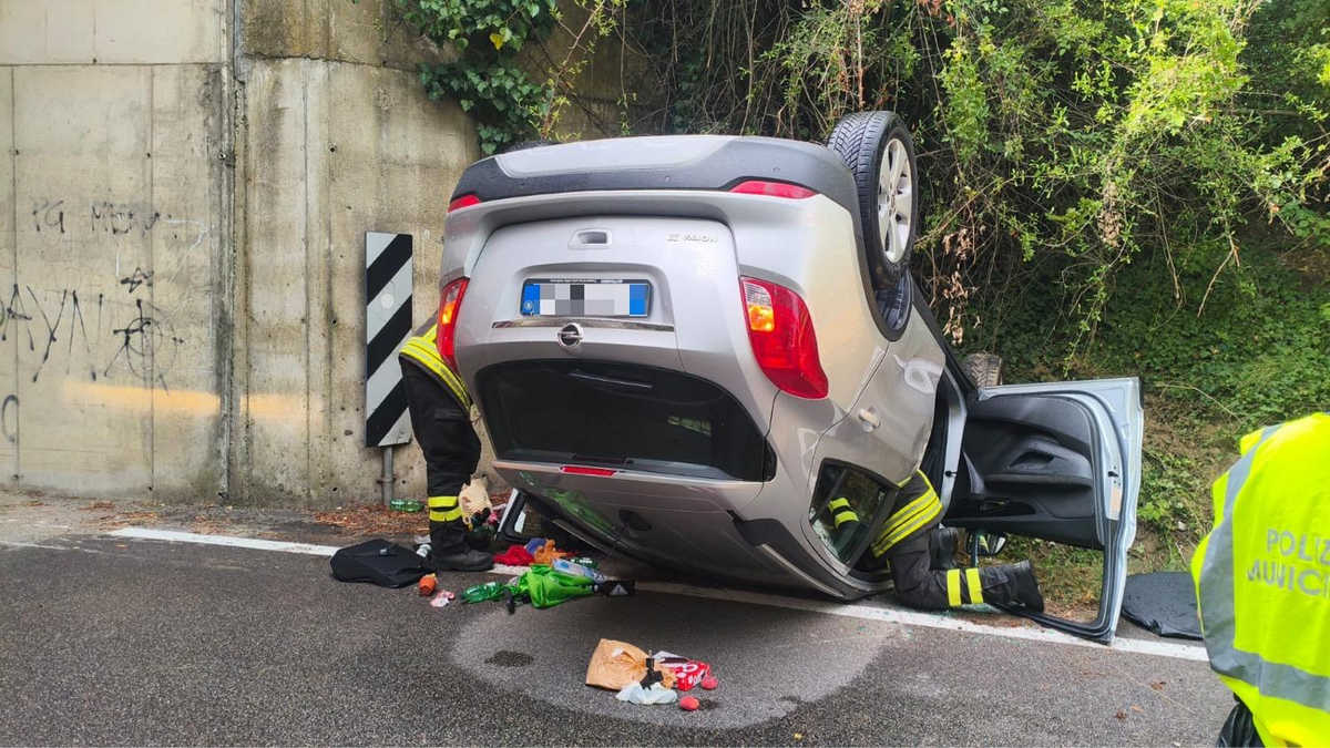 Ponte alla Chiassa auto ribaltata