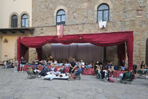 Quartieristi con sedie e materassini davanti alla biglietteria della Giostra del Saracino ad Arezzo