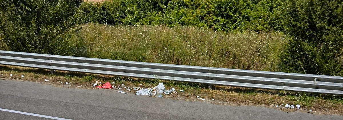 Rifiuti lungo via degli Urbini tra San Giovanni Valdarno e Figline