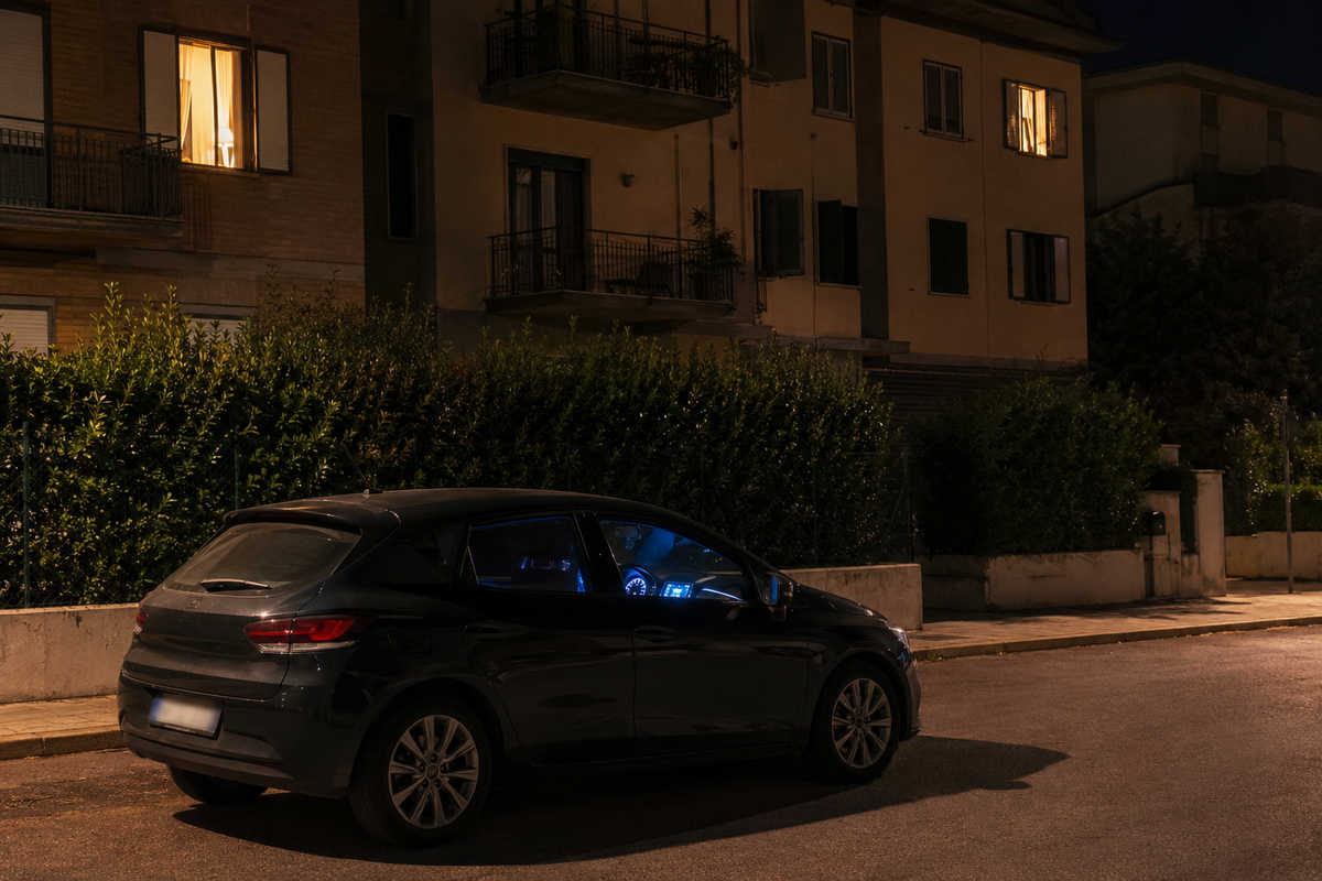 auto-stereo-acceso-notte-arezzo