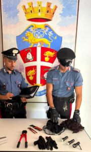 Carabinieri della Compagnia di Sansepolcro durante la presentazione del materiale sequestrato