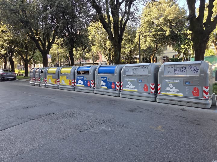arezzo cassonetti nuovi e profumo d8217antico in via spinello si differenzia anche il respiro da Lortica.it arezzo cassonetti nuovi e profumo d8217antico in via spinello si differenzia anche il respiro