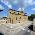 Veduta esterna del Duomo di Arezzo e della scalinata in piazza del Duomo