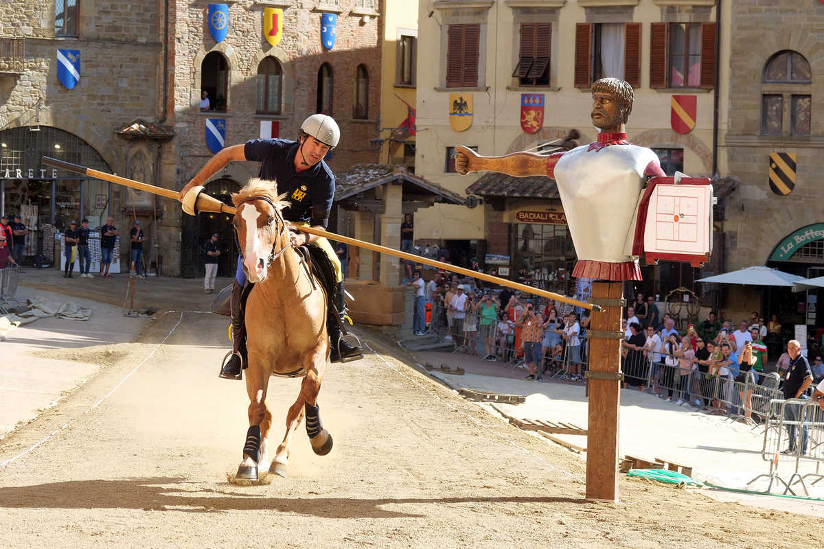 giostra-saracino-arezzo-prima-giornata-prove-2026 (10) avaliere di Porta Santo Spirito durante la prima giornata di prove della Giostra del Saracino 2026 in Piazza Grande ad Arezzo