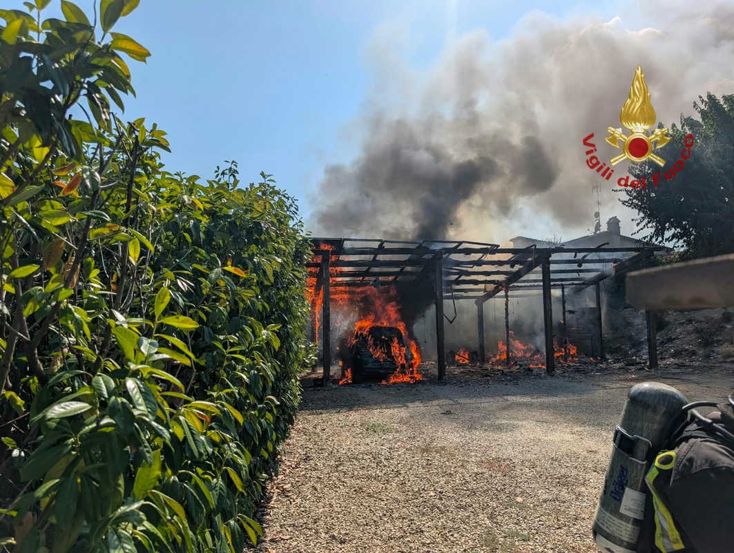 lignano prende fuoco il fotovoltaico e le fiamme si allargano al bosco da Lortica.it lignano prende fuoco il fotovoltaico e le fiamme si allargano al bosco