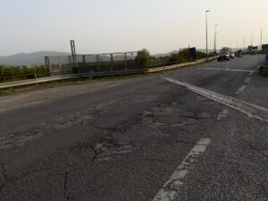Crepe e deterioramento dell'asfalto in prossimità della rotatoria ad Arezzo