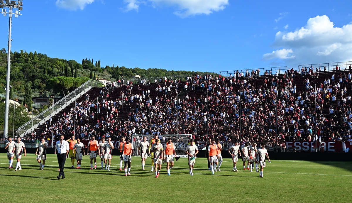Arezzo-sudtirol-giocatori-curva-settembre-2026 I giocatori dell’Arezzo sotto la curva dopo la partita con il Südtirol