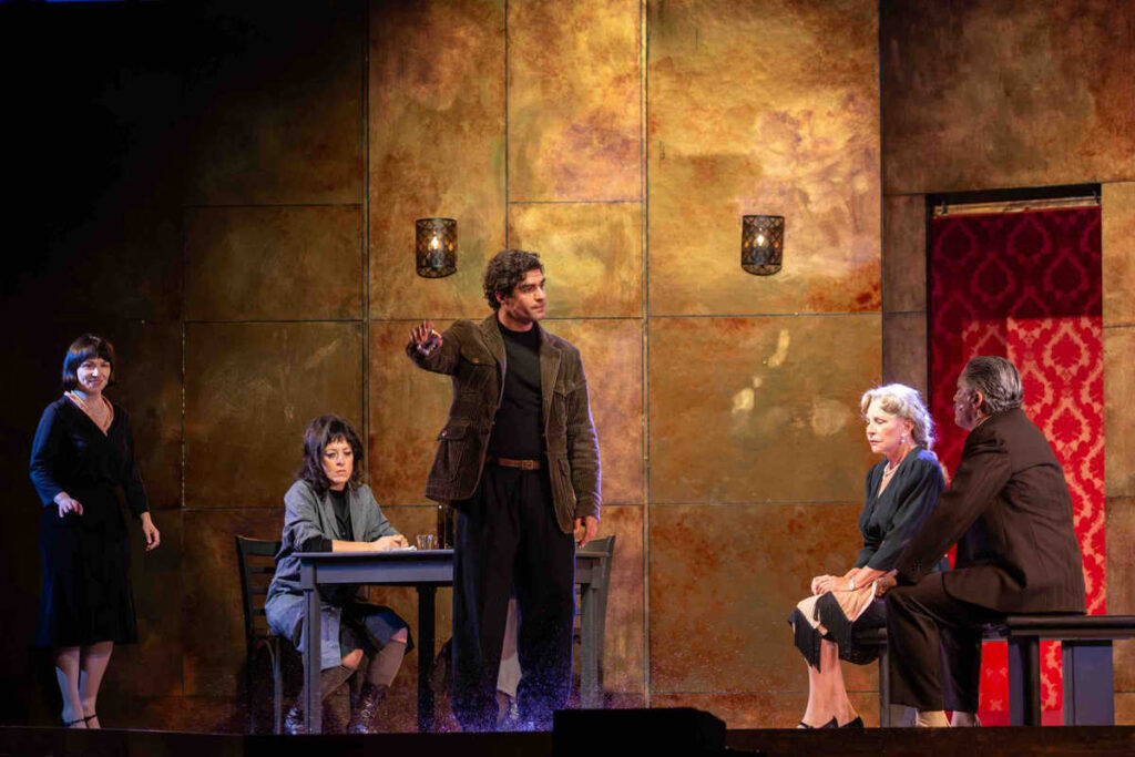 Una scena di Elettra 1944, spettacolo della stagione del Teatro Petrarca