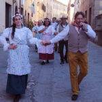 Coppia in costume balla alla Festa dell’Uva di Subbiano 2026