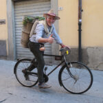 Figurante in bicicletta alla Festa dell’Uva di Subbiano 2026