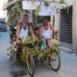 Due figuranti su biciclette decorate alla Festa dell’Uva di Subbiano 2026