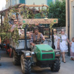 Trattore con carro allegorico alla Festa dell’Uva di Subbiano 2026