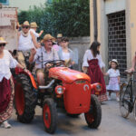 Figuranti con trattore e bicicletta alla Festa dell’Uva di Subbiano 2026