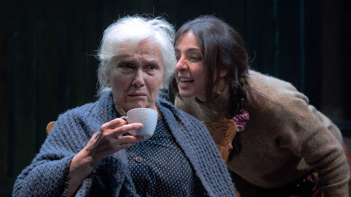 Ambra Angiolini e Ivana Monti al Teatro Petrarca Ambra Angiolini e Ivana Monti ne La reginetta di Leenane