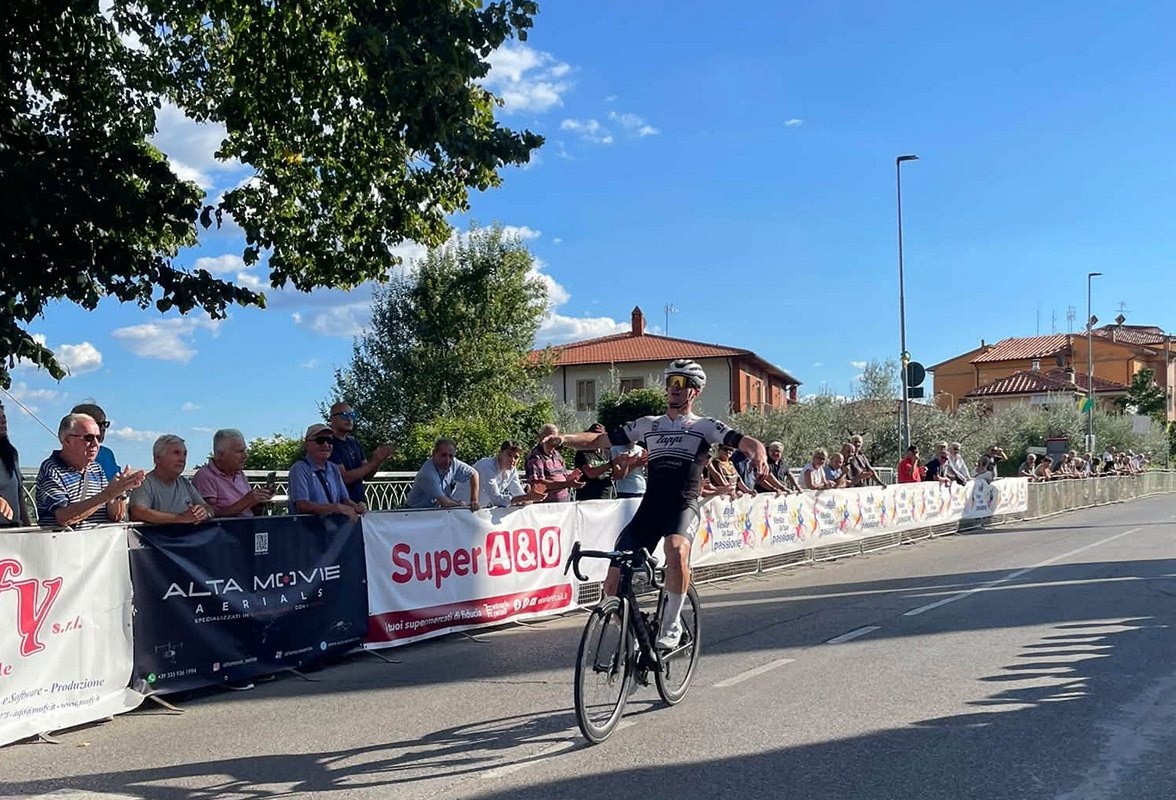 Maxwell Hereward vince la Coppa Ciuffenna 2026 Maxwell Hereward taglia da solo il traguardo della Coppa Ciuffenna 2026 a Loro Ciuffenna