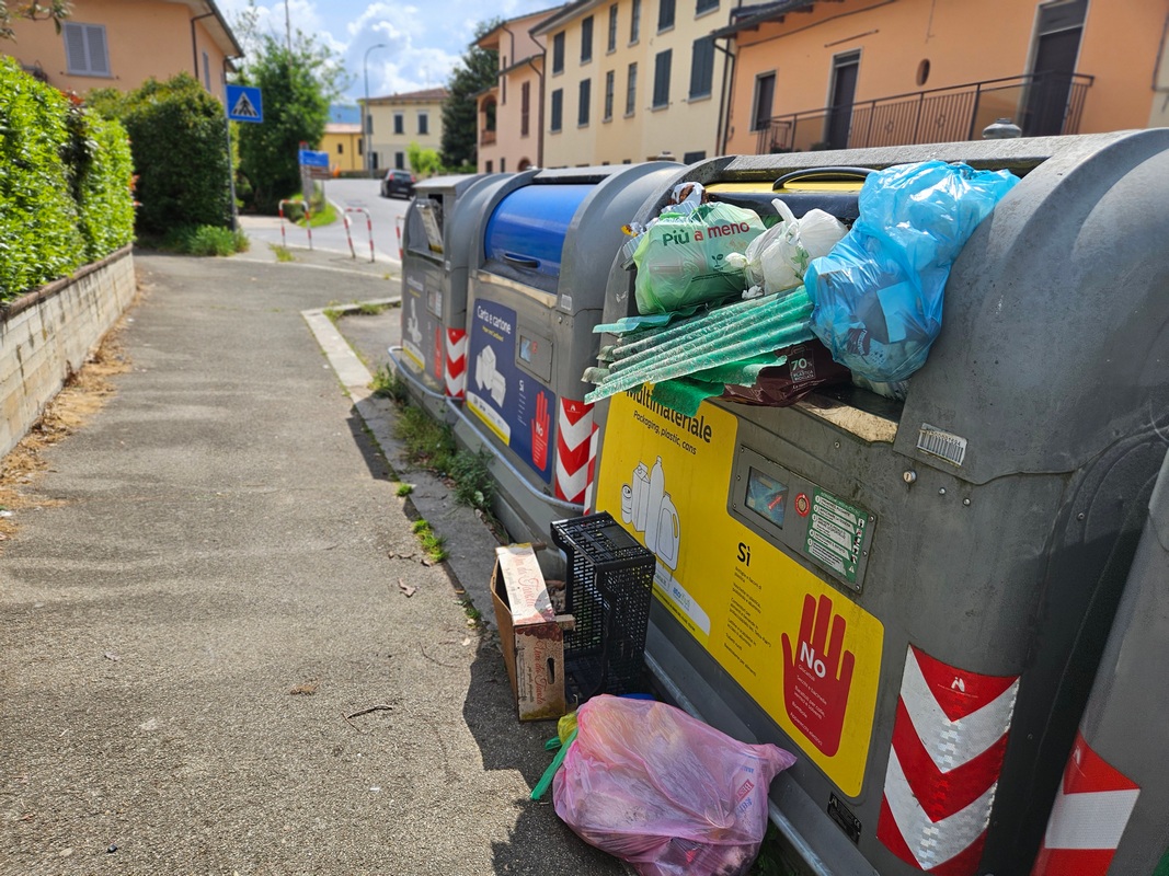 Rifiuti Arezzo otto Comuni protocollo 2026 Cassonetti per la raccolta dei rifiuti nell'area aretina