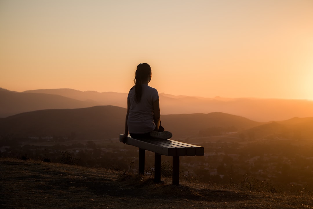Spiritualità, salute e longevità Persona in meditazione all’aperto, immagine simbolica del rapporto tra spiritualità e benessere