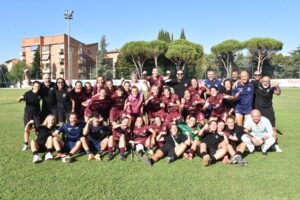 Le giocatrici dell’ACF Arezzo festeggiano la vittoria contro il San Marino Academy