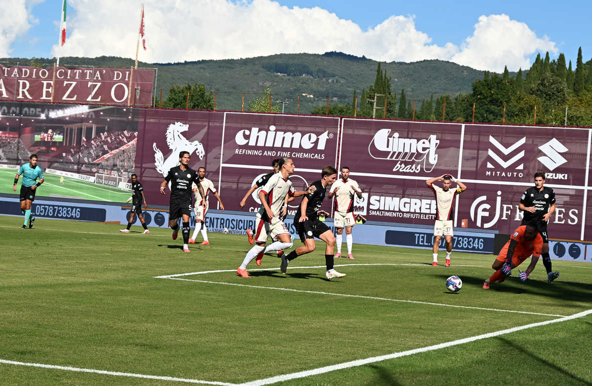 arezzo-calcio-movimenti-difensivi-attacco Arezzo in azione durante una fase di gioco allo stadio Città di Arezzo