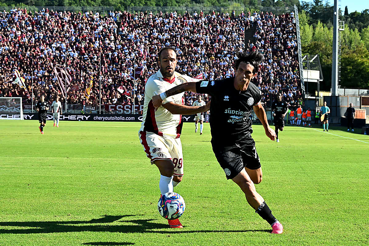 Arezzo-Südtirol 1-4, duello davanti alla curva amaranto Arezzo-Südtirol 1-4, duello di gioco davanti alla curva amaranto al Comunale di Arezzo
