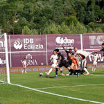 Arezzo-Südtirol 1-4, fase di gioco in area con il portiere sullo sfondo
