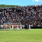 Arezzo-Südtirol 1-4, la squadra riunita davanti alla curva amaranto dopo la partita