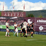 Arezzo-Südtirol 1-4, duello tra giocatori in area di rigore